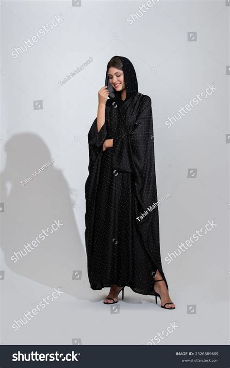 1,541 Qatar Women Traditional Dress Doha Images, Stock Photos, 3D ...