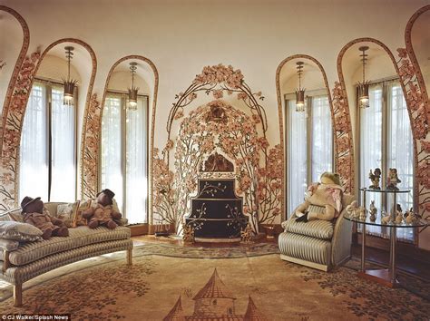 Inside the VERY flashy Mar-a-Lago resort where Trump is spending ...