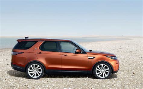 Comparison - Land Rover Discovery 5 HSE 2017 - vs - Land Rover Range Rover Evoque 2017 | SUV Drive