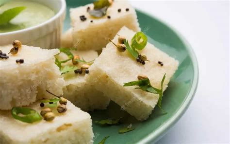 How To Make Low-Calorie Dhokla In The Microwave