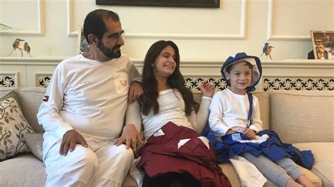 Mohammed bin Rashid bin Saeed Al Maktoum con sus hijos, Al Jalila bint Mohammed y Zayed bin ...