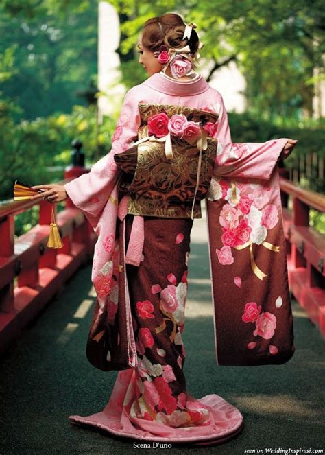 Scena Duno wasou bridal kimono () collection Back view of gold obi sash ...