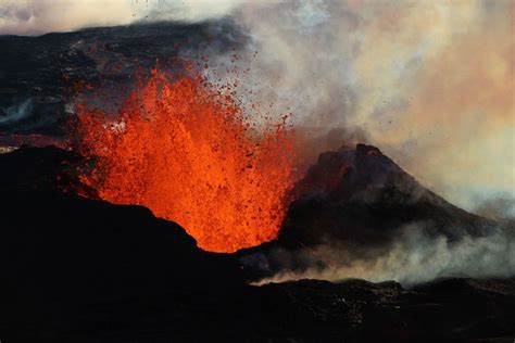 In pictures: Mauna Loa volcano erupts in Hawaii | CNN