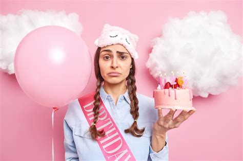 Premium Photo | Woman celebrates 26th birthday alone holds cake and inflated balloons has sad ...