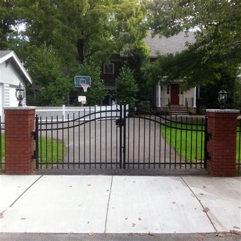 China Customized Black Iron Gate Manufacturers Suppliers Factory