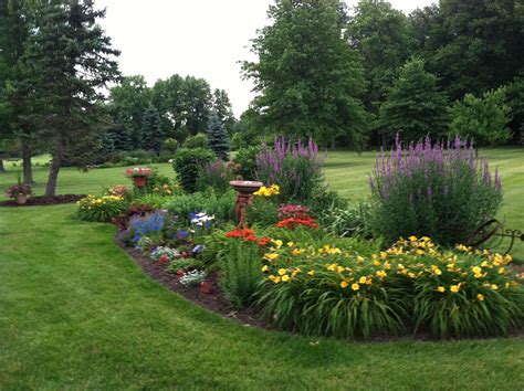 2011 - June Perennial garden. | Idéias de jardinagem, Jardinagem, Ideias para jardim