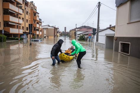 At least 5 dead in Italy floods, F1 race called off - EFE Noticias