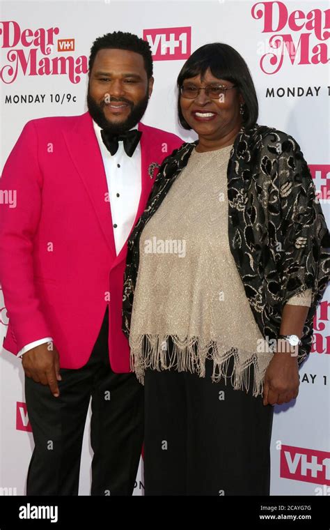 LOS ANGELES - MAY 2: Anthony Anderson, Doris Hancox at the "Dear Mama: A Love Letter to Mom" VH1 ...