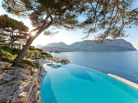 Best hotels in Cassis France: Luxury, boutique & beyond (+ map)