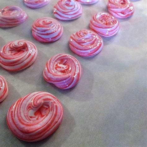 Aah, Humbugs – Candy Cane Meringue Cookies - 1840 Farm | Recette