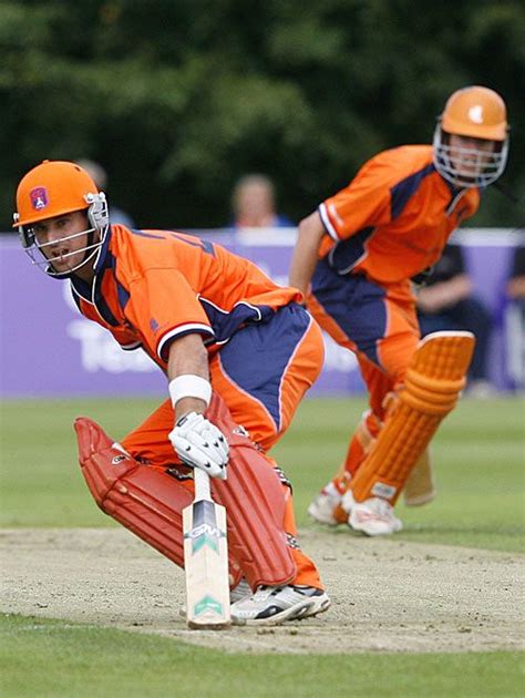 Ryan ten Doeschate steals a quick single | ESPNcricinfo.com