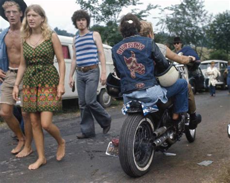 Stunning photos depicting the rebellious fashion at Woodstock, 1969 - Rare Historical Photos