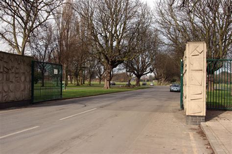 Entrance to East Park, Hull © Peter Church cc-by-sa/2.0 :: Geograph ...