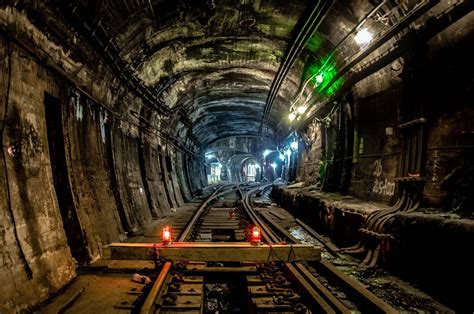 This Photographer Explores New York City's Subway Tunnels in the Name ...