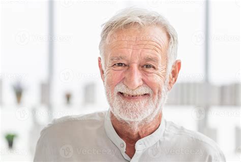 retrato de un anciano feliz mirando a la cámara, un anciano caucásico sonriente 6847961 Foto de ...