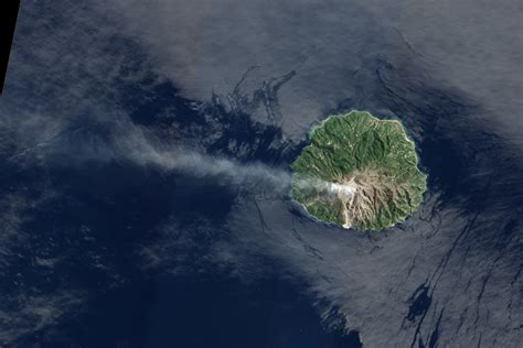 Solitary Dog Sculptor I: NASA: Indonesia - Explosive Eruption at Paluweh Volcano - 25.04.13