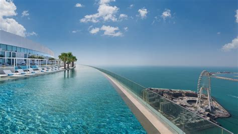 La piscine la plus haute du monde est à Dubaï - France Bleu