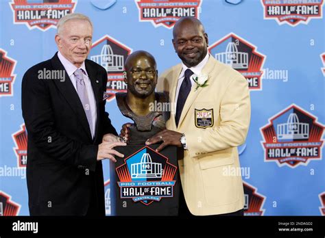 Former Dallas Cowboys great Emmitt Smith, right, poses with Cowboys ...