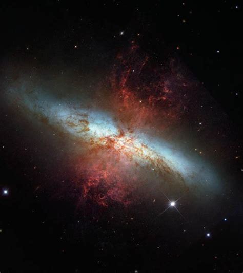 Galaxy M82 in x-ray and visible light