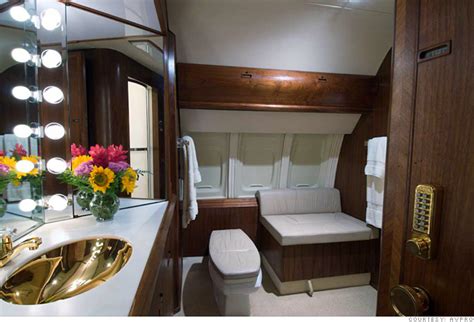 Inside Donald Trump's private jet - Bathroom (5) - CNNMoney.com