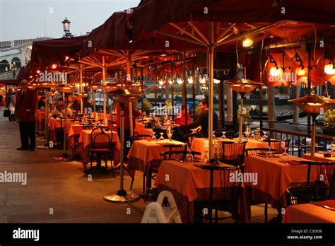 Venice restaurants hi-res stock photography and images - Alamy