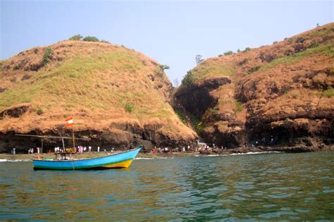 HARIHARESHWAR Things to do: 1) Wet your toes at Harihareshwar Beach. 2) Explore the history of K ...