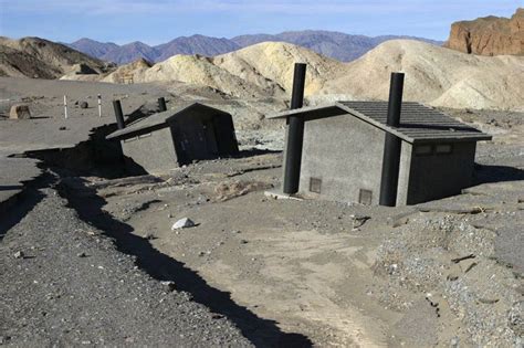 Flood Damage at Zabriskie Point, Death Valley [800x533] : r/DestructionPorn