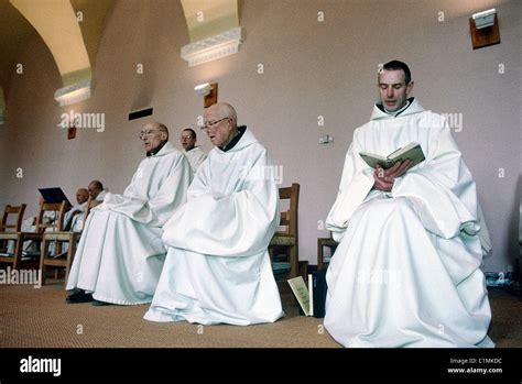 France, Côte d'Or, l'abbaye de Cîteaux, les moines cisterciens participant à la masse Photo ...