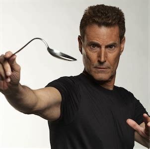 Psychic Uri Geller explains the bending iPhones - Boing Boing