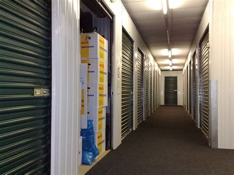 File:Self storage units.jpg - Wikimedia Commons