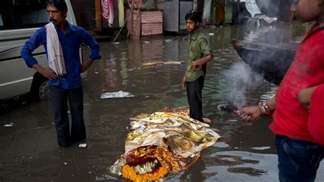 Ganges floods holy cremation site in India | CTV News