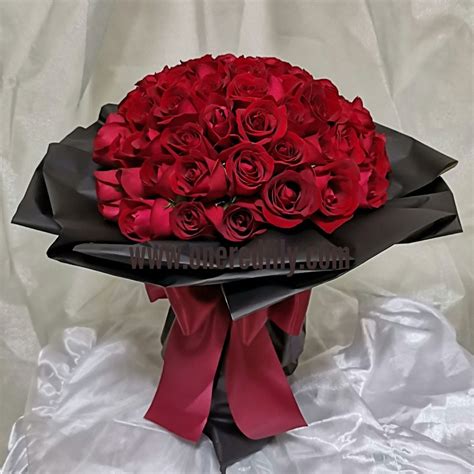 Red roses bouquet. | Red rose bouquet, Winter flower arrangements, Rose ...