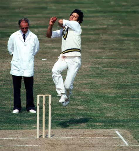 Cricket Gloden Moments: Imran Khan beautiful Run up and bowling action