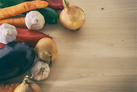 Vegetables on wooden cutting board | Copyright-free photo (by M. Vorel) | LibreShot