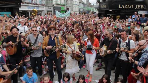 RECORD BREAKING: 15,000 people sing 'Galway Girl' (VIDEO) | Ireland ...