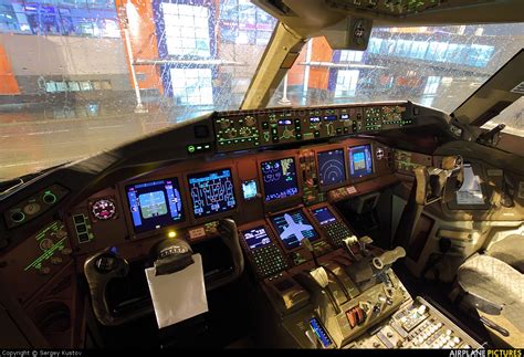 Boeing 777 200 Cockpit