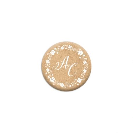 Badge personnalisé avec initiales pour mariage champêtre et fleuri