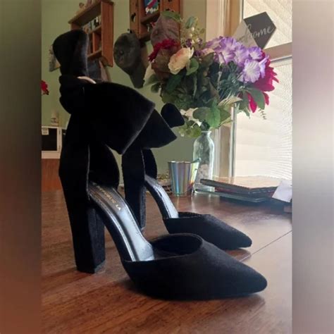 SHOE REPUBLIC LA WOMEN'S HEELS SIZE 8 IN BLACK SIDES... - Depop