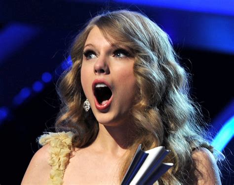 Taylor Swift has a new surprised face during Country Music Awards ...