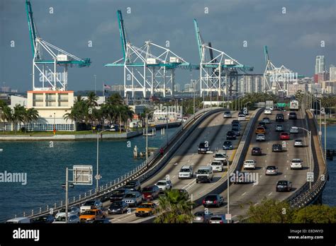 HIGHWAY TRAFFIC MACARTHUR CAUSEWAY PORT OF MIAMI FLORIDA USA Stock ...