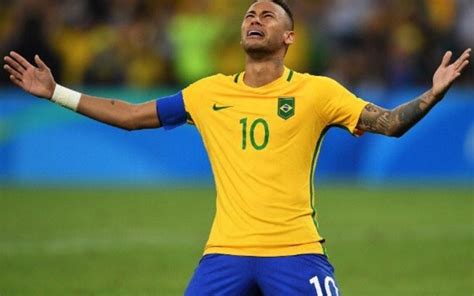 (Video) Neymar taken down by pitch invader at Brazil open training session