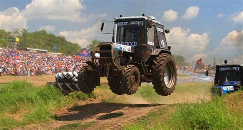 Everybody on the tractor race! — Бизон