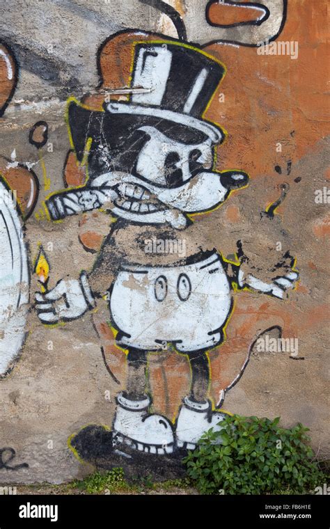 Mickey Mouse graffiti, street art, el antiguo muelle muro en Almada ...