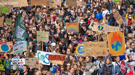 'Fridays for Future' activists protest worldwide – DW – 09/23/2022