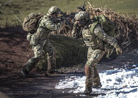 British Pathfinders during a patrolling and tactical live-firing exercise in Wales | Military ...