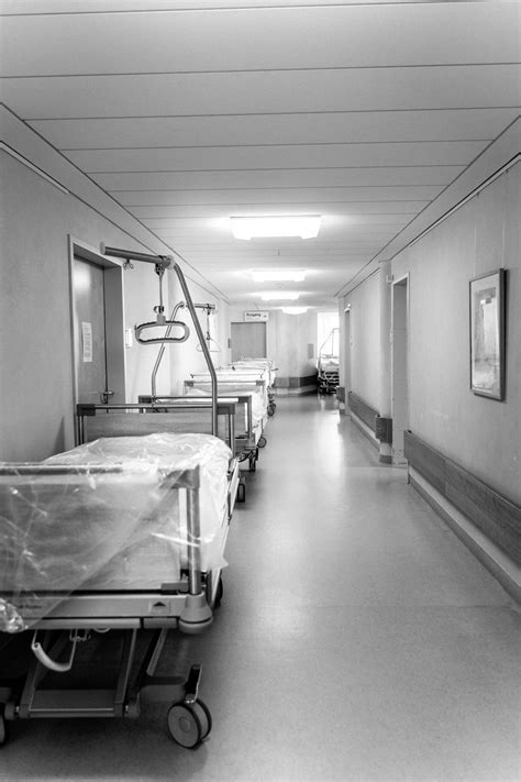 White hospital bed in a room photo – Free Hospital Image on Unsplash