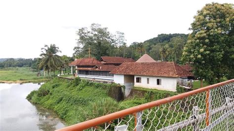 Hindu Temples of India: Pazhoor Perumthrikkovil, Piravom, Ernakulam, Kerala