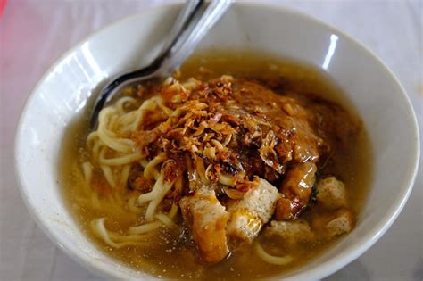 Premium Photo | Mie ongklok wonosobo. traditional noodle soup with chicken or beef, tofu, and ...