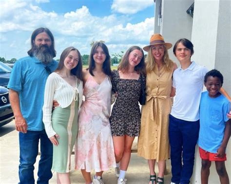 "Duck Dynasty" Stars Announce Daughter's Engagement