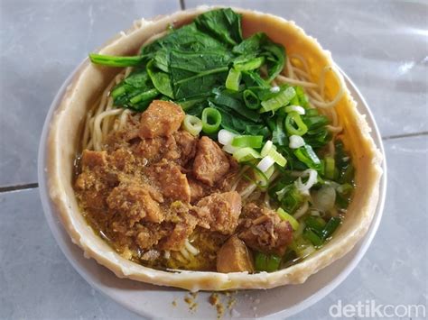 Unik! Mie Ayam Ini Disajikan Dalam Mangkok yang Dibuat dari Bakso